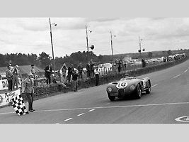 Vítězný Jaguar C-Type.