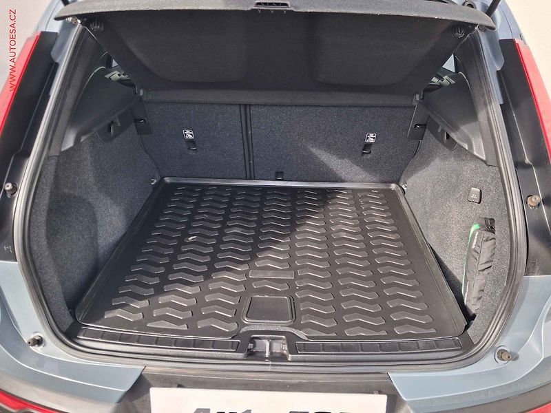 Volvo XC40 (2021) 1.5 T2, 2.maj,ČR, Momentum - fotka 7 z 16