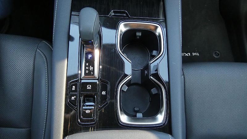 Lexus RX 350h 2.5 HEV 4x4 E-Four e-CVT Comfo - fotka 16 z 23