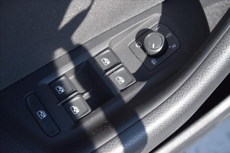 Volkswagen Passat 2,0 TDI 110KW LED MATRIX DSG - fotka 32 z 49