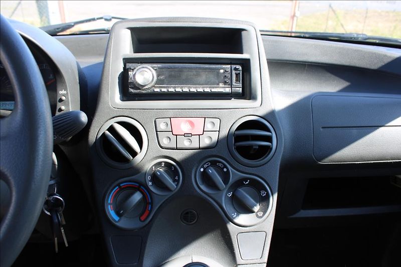 Fiat Panda 1,1 i  CITY SERVO,STK 5/2027 - fotka 16 z 22