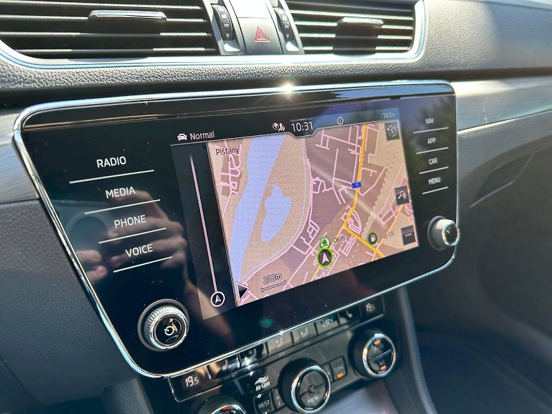 Škoda Superb (2021) 1.5 TSI 110kW ACT Style Combi - fotka 17 z 26