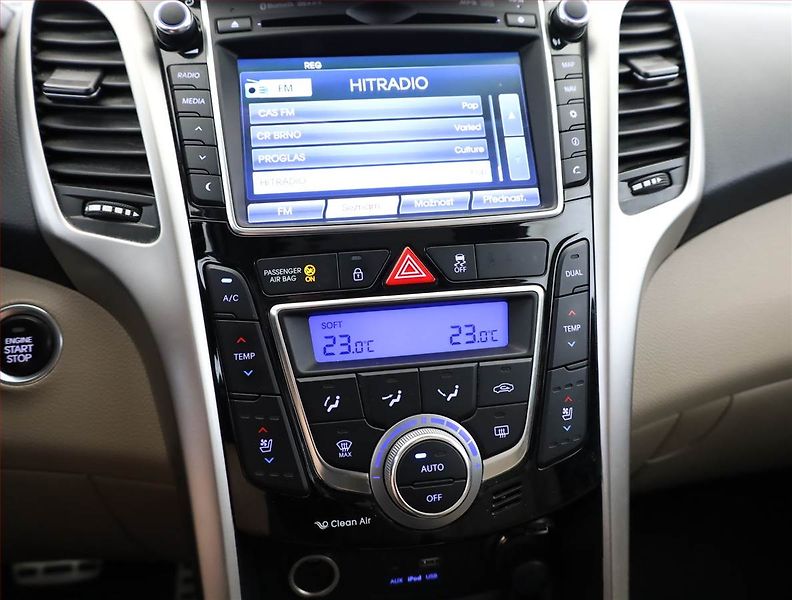 Hyundai i30 (2016) 1.6 GDI, Automat, Kůže, Navi - fotka 10 z 16