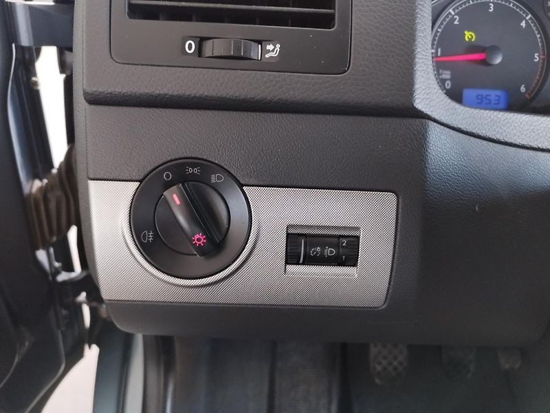 Volkswagen Multivan (2006) TDI,96KW,7MÍST,ALU,TAŽNÝ - fotka 19 z 21