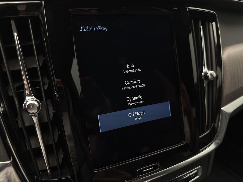 Volvo V90 CC D4 AWD PRO AUT - fotka 48 z 52