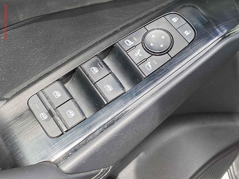 Nissan Qashqai (2021) 1.3 DIG-T, ČR, AT, LED - fotka 11 z 19