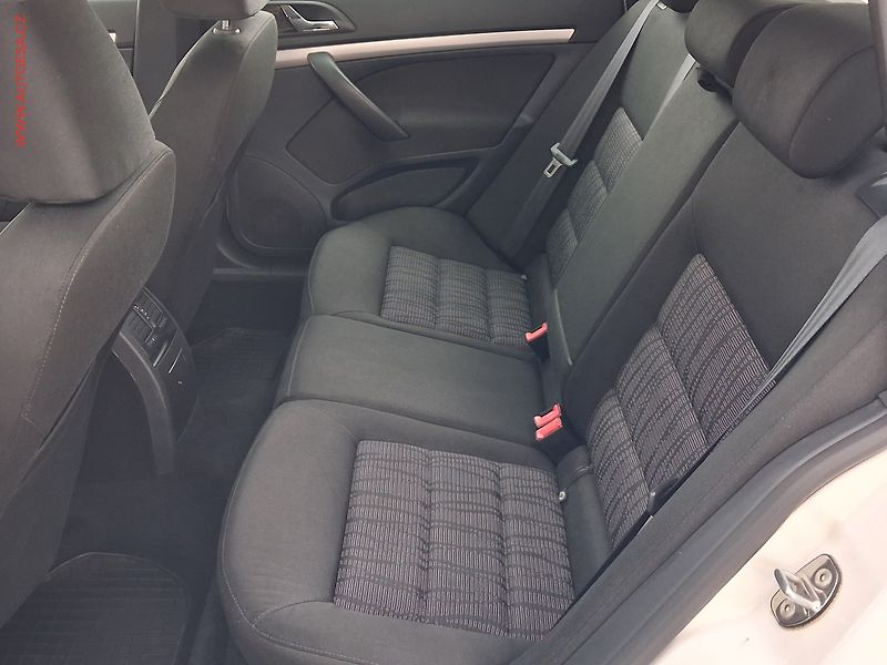Škoda Octavia (2010) 1.6 TDi, 2.maj,ČR, AC, park - fotka 10 z 18