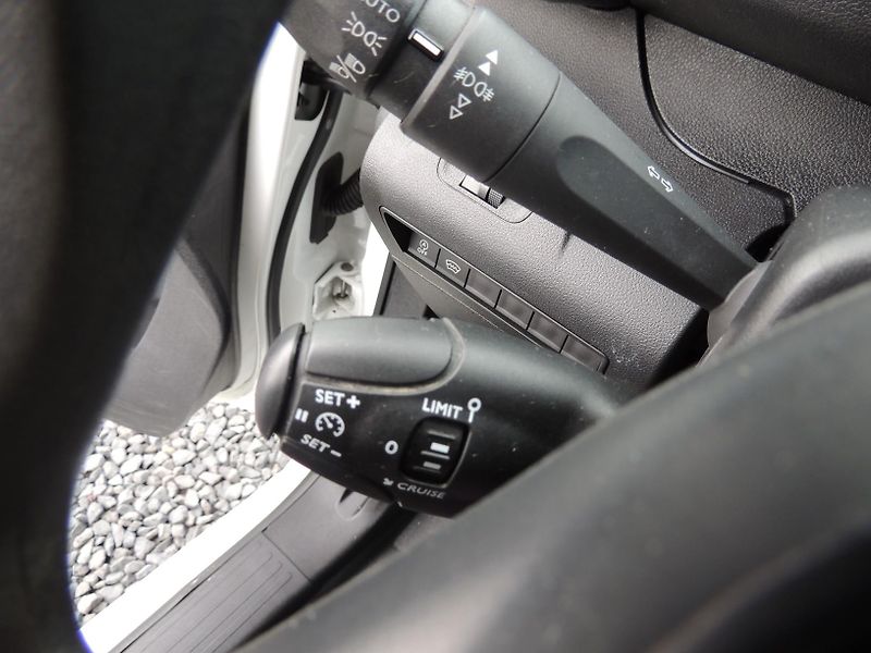 Peugeot Partner (2021) 1.2i,81kw,ČR,1majitel,59000km - fotka 23 z 46