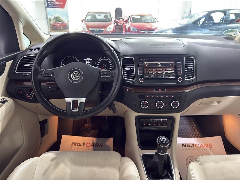 Volkswagen Sharan 2,0   TDI HIGH PANO WEBASTO TZ - fotka 24 z 40