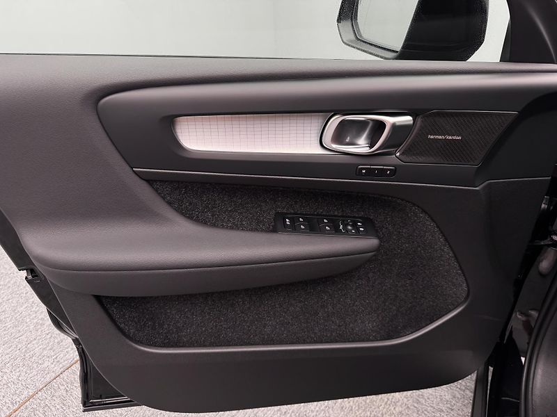 Volvo XC40 (2026) B3 BLACK EDITON  PLUS - fotka 7 z 23