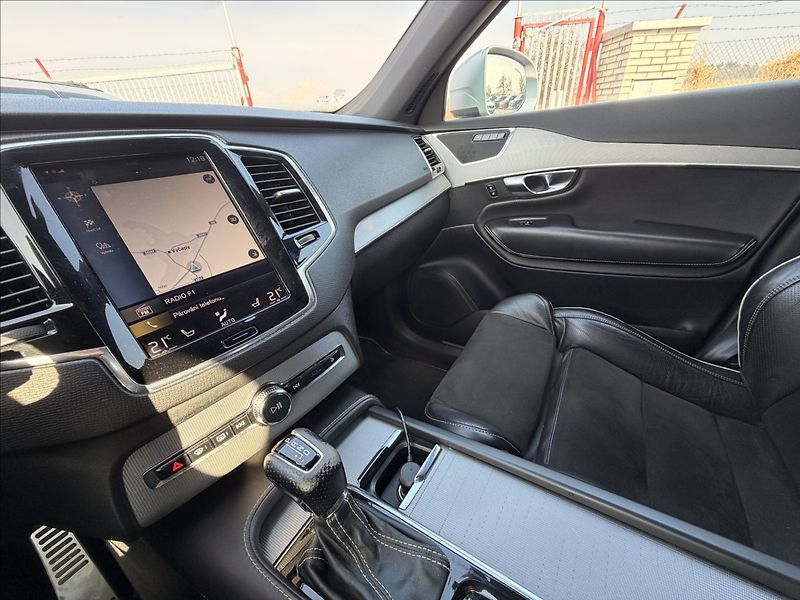 Volvo XC90 2,0 R-DESIGN SERVISKA TAŽNÉ - fotka 13 z 42