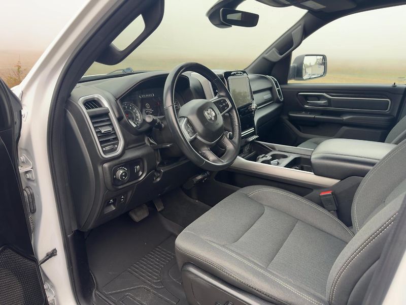 Dodge RAM 1500 (2023) Bighorn 5,7 Hemi Lonestar Crew - fotka 16 z 20