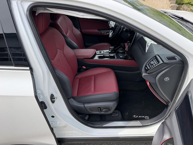 Lexus NX 350h 140kW HEAD-UP - fotka 17 z 21