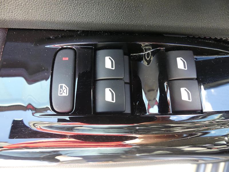 Citroën C3 (2024) 1,2 PureTech 110 MAN6 SHINE+ - fotka 19 z 23