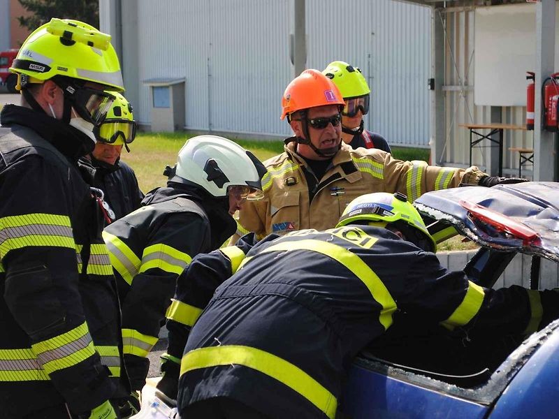 Hasiči se v rámci cvičení Rescue meeting zdokonalovali ve vyprošťování osob z auta, ale také jak uhasit elektromobil - především baterii.