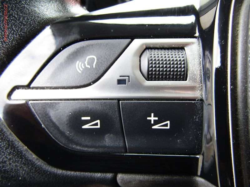Peugeot 2008 (2020) 1.2 PT, 1.maj,ČR, Active - fotka 13 z 19