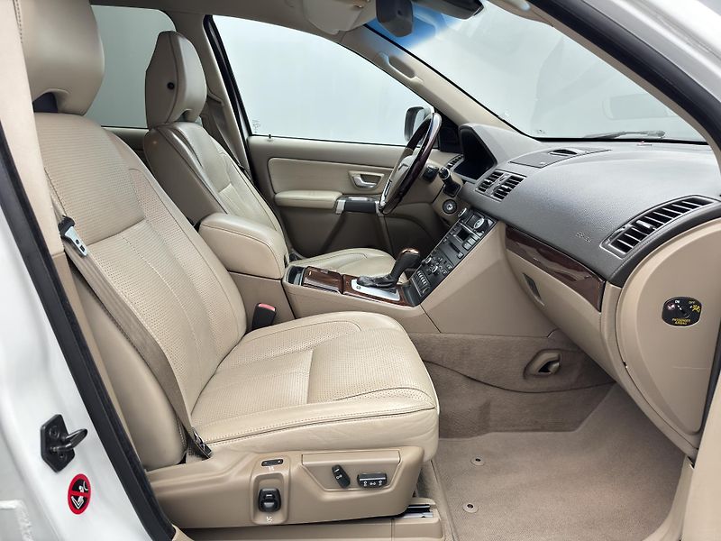 Volvo XC90 D5 AWD EXECUTIVE AUT CZ - fotka 24 z 36