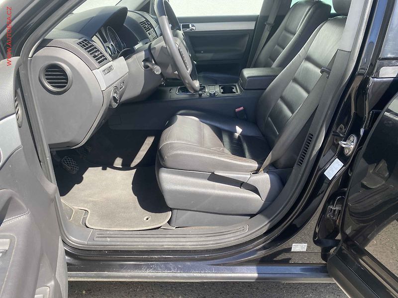 Volkswagen Touareg (2003) 2.5 TDi 4x4 R5, Šíbr, kůže - fotka 9 z 17