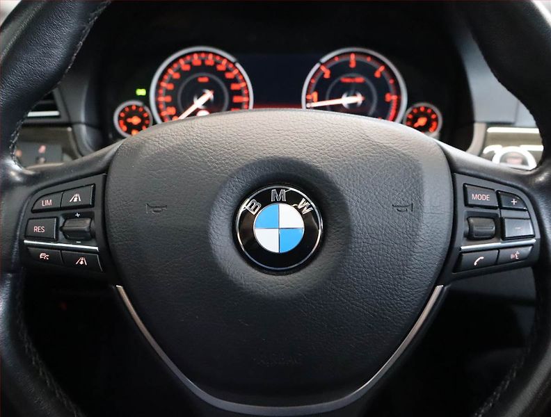 BMW Řada 5 (2015) Luxury Line 530d xDrive, 4X4 - fotka 12 z 32