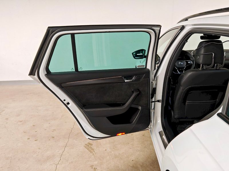 Škoda Superb (2023) Combi 2.0 TDI 147 kW DSG 4x4 S - fotka 23 z 31