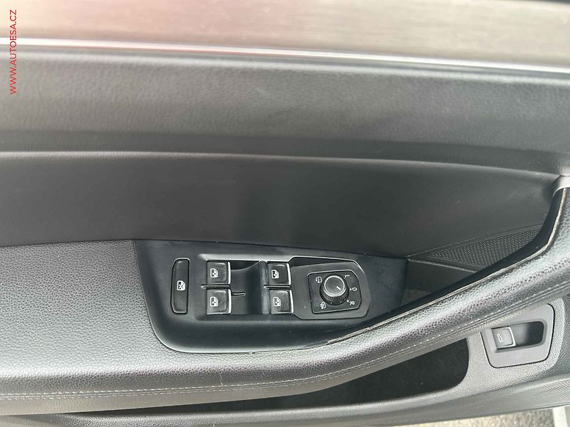 Volkswagen Passat (2015) 2.0TDi, DSG, navi, kůže - fotka 11 z 20