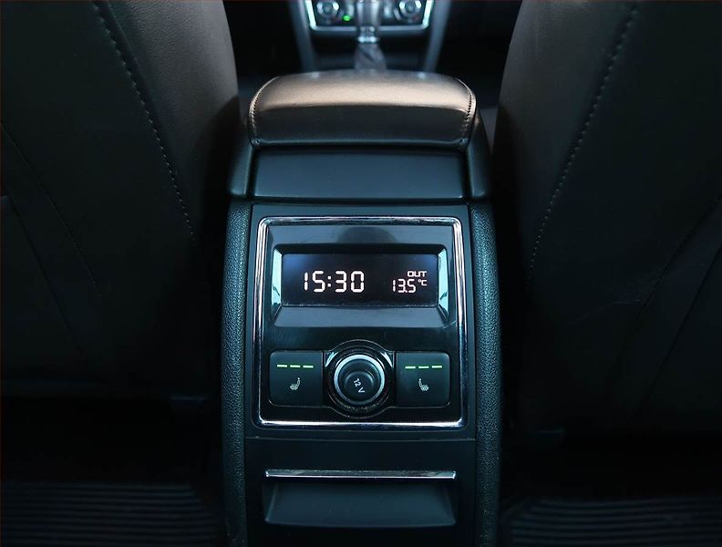 Škoda Superb (2014) Laurin&Klement 2.0 TDI, 4X4 - fotka 15 z 17