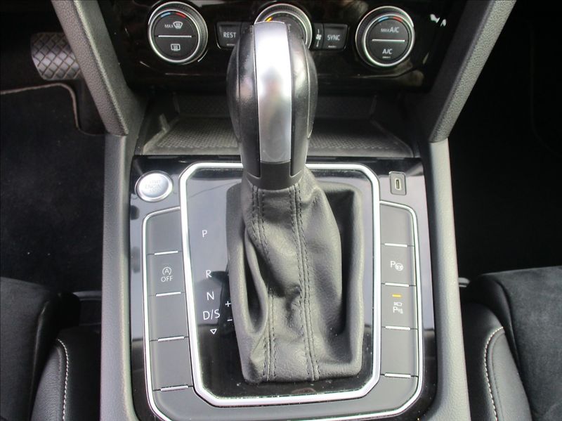 Volkswagen Passat 2,0 TDI, Elegance, DSG, servis - fotka 22 z 35