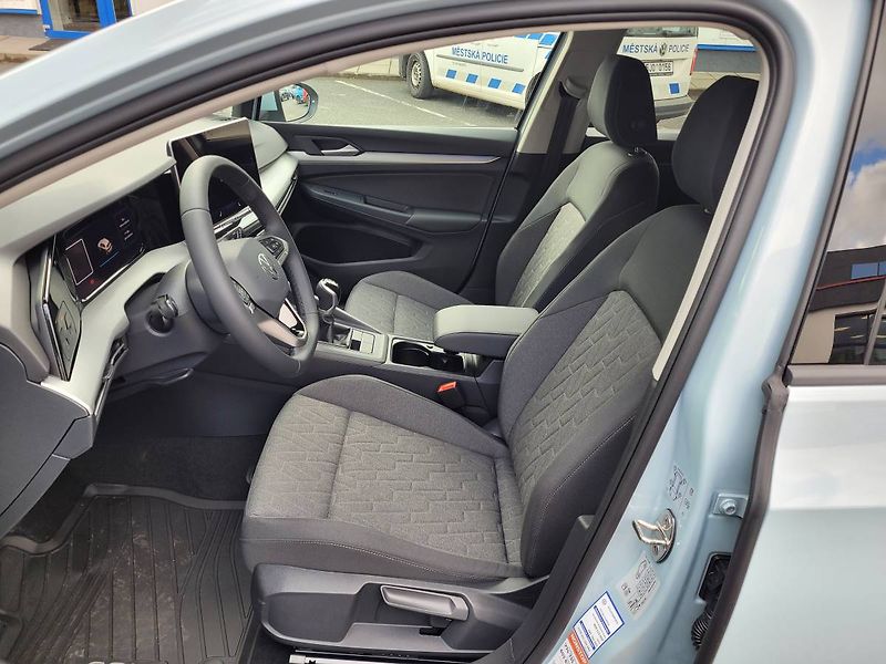 Volkswagen Golf (2025) 1.5 TSI People - fotka 9 z 54