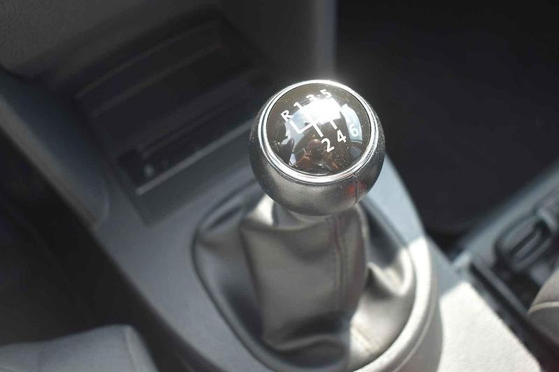 Volkswagen Touran působí usedle, ale je to dobrý rodinný společník