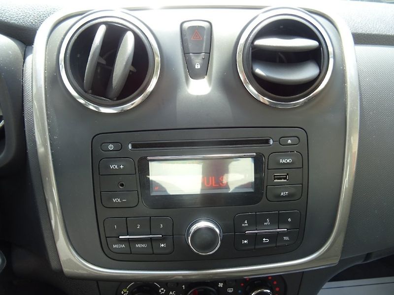 Dacia Logan (2013) 1.2i,1majČR,S.kniha,klima - fotka 13 z 22