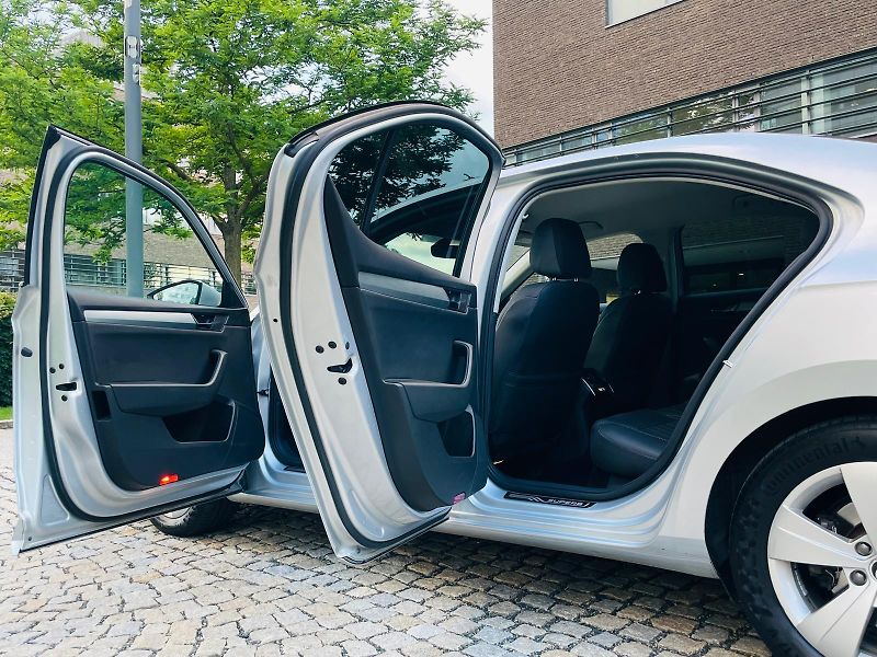 Škoda Superb 2.0TDI AUTOMAT SENZORY LED - fotka 24 z 49