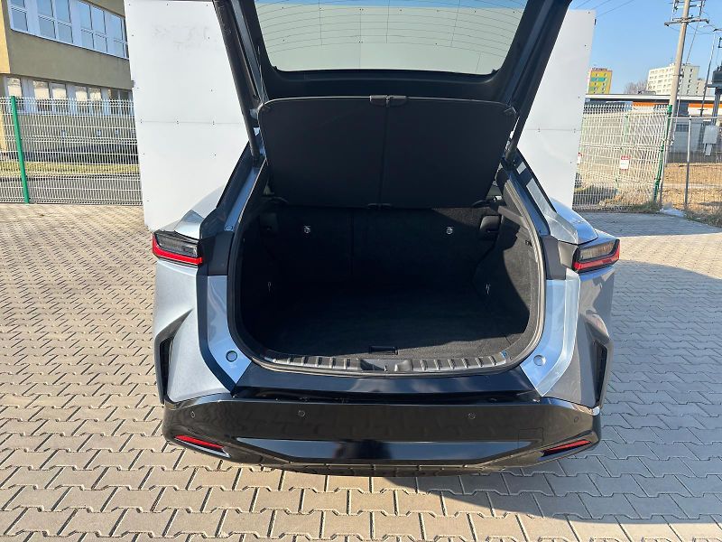Lexus RZ 450e Luxury Plus Panoramic 4x4 - fotka 10 z 30