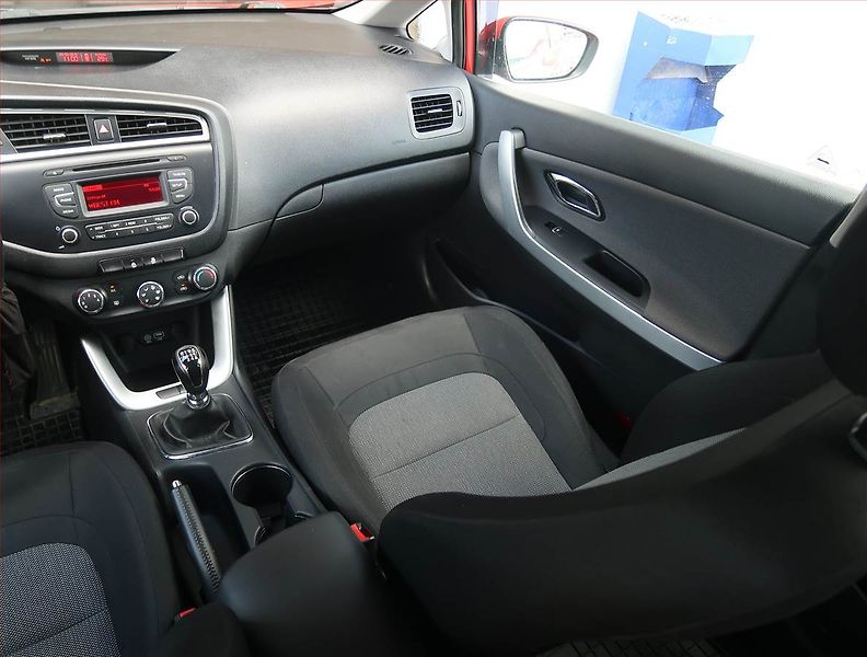 Kia Ceed (2016) 1.4 CVVT, Tempomat - fotka 8 z 16