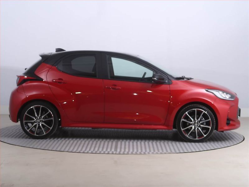 Toyota Yaris (2023) GR Sport 1.5 VVT-i Hybrid - fotka 6 z 22