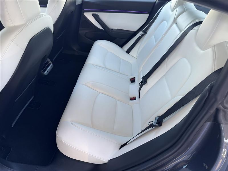 Tesla Model 3 - fotka 12 z 17