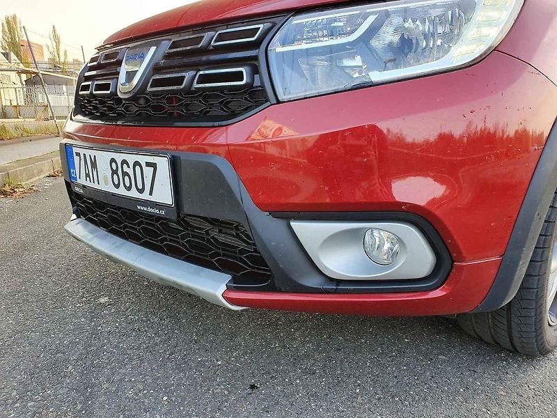 Výhodně koupíte třeba Dacii Duster, která na podzim plošně zlevnila o 15 tisíc korun.