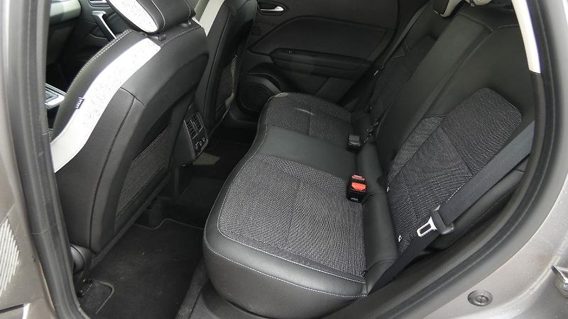 Renault Captur 1,3  TCe 140 Techno EDC - fotka 19 z 22