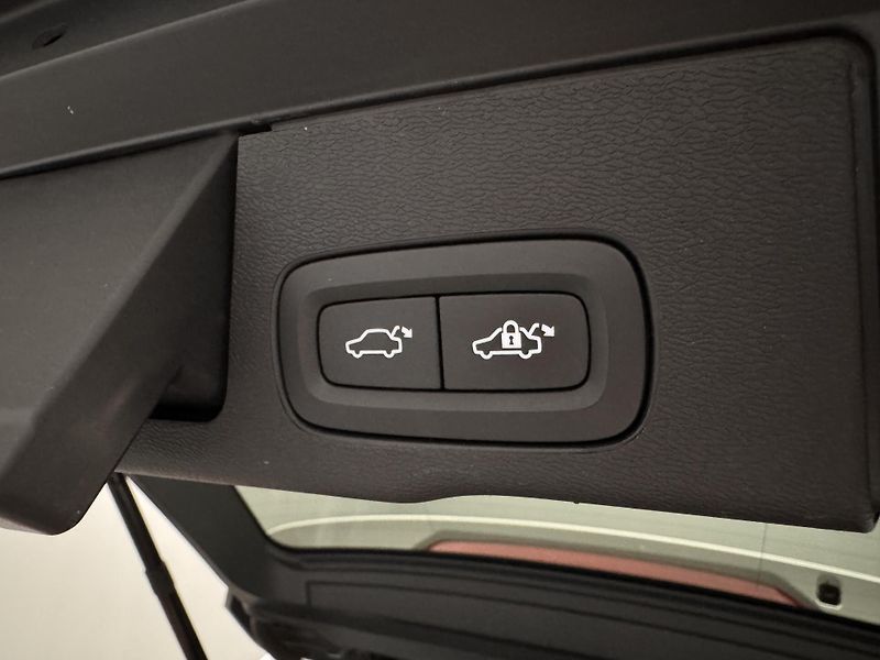 Volvo XC60 B4 AWD MOMENTUM PRO REZERVACE - fotka 22 z 43