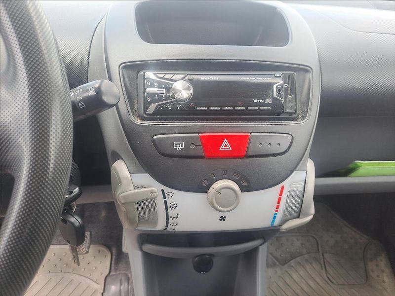 Peugeot 107 1,0 i - fotka 8 z 9
