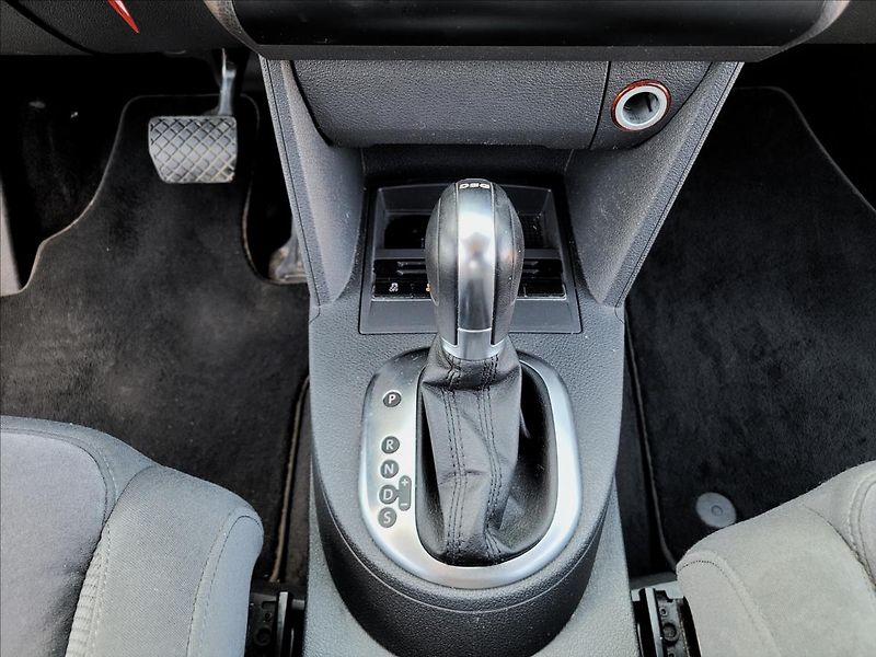 Volkswagen Touran 2,0 dsg,Highline,kůže,navi - fotka 30 z 44