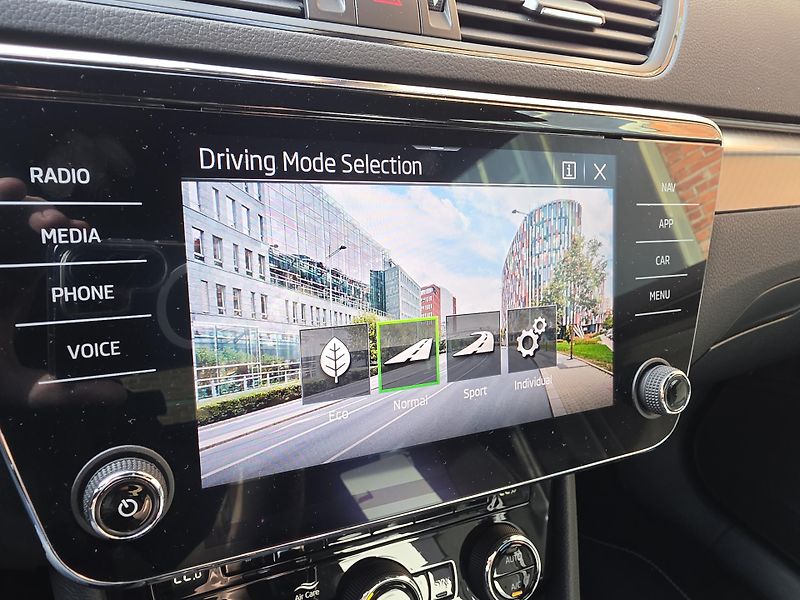 Škoda Superb (2023) Sportline 2,0 TDI 110kW AUT - fotka 23 z 23