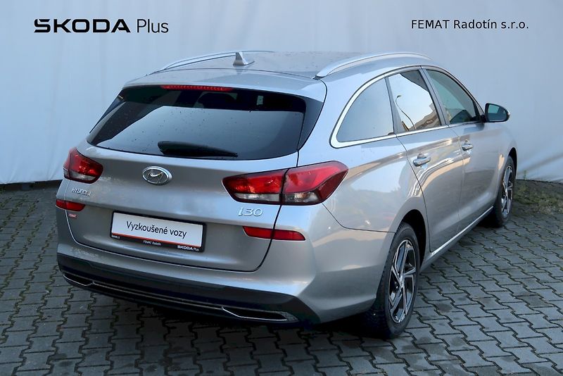 Hyundai i30 (2023) SW Smart 1,0 T - GDI DCT7 88 k - fotka 2 z 35