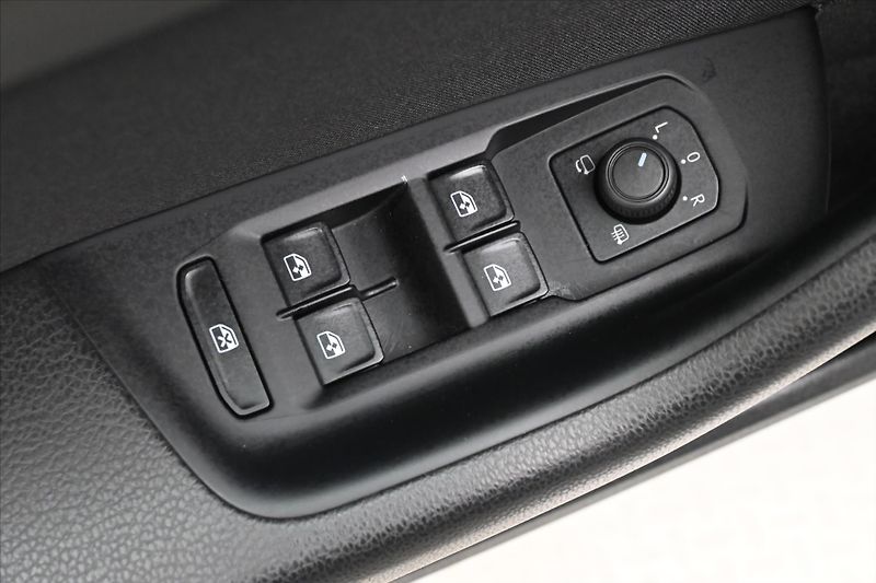 Volkswagen Passat 2,0 TDI 110 kW DSG Business Zá - fotka 26 z 31