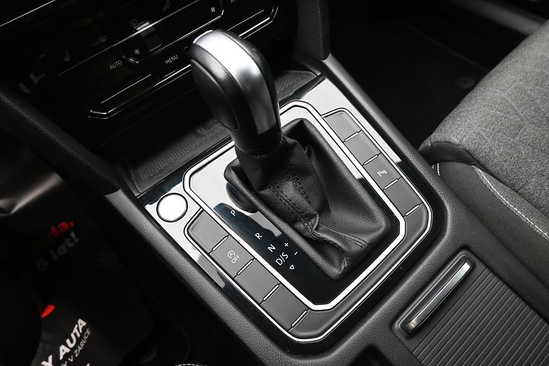 Volkswagen Passat 2,0 TDI 110 kW DSG Business Zá - fotka 23 z 31