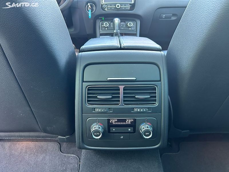 Volkswagen Touareg (2014) 3.0 TDi 150 KW SERVISNÍ KNIHA - fotka 17 z 37