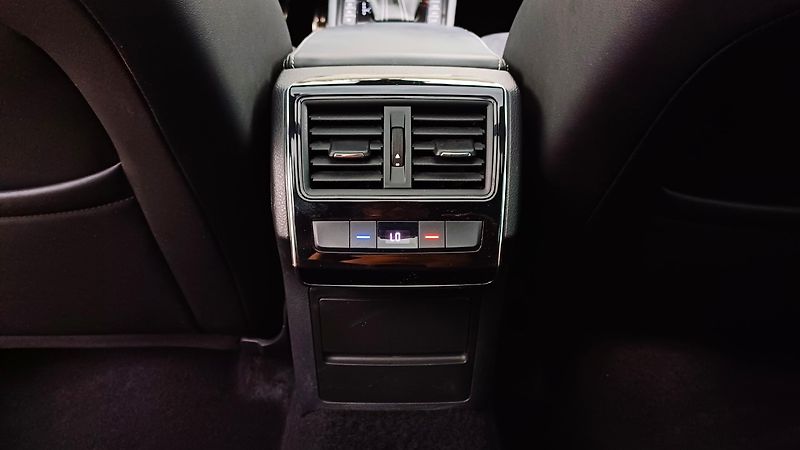 Škoda Superb 2.0TDI 140kW 4x4-WEBA-PANO-DPH - fotka 18 z 49