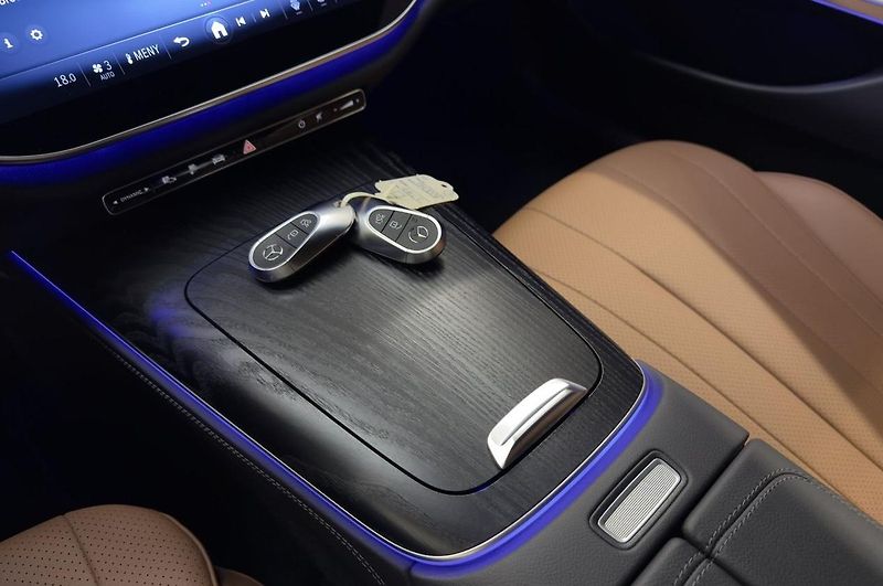 Mercedes-Benz Třídy E 300 e AMG Ambient - fotka 22 z 24
