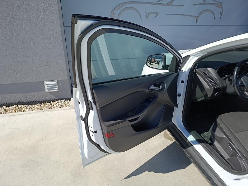 Ford Focus 1.0 ECOBOOST TREND ČR 1.MAJ  - fotka 21 z 27