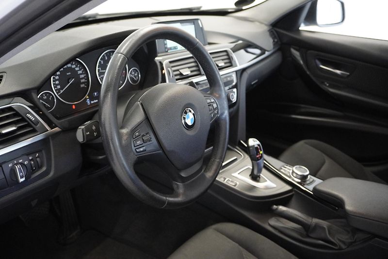 BMW Řada 3 320i 135kW AUTOMAT - fotka 13 z 27