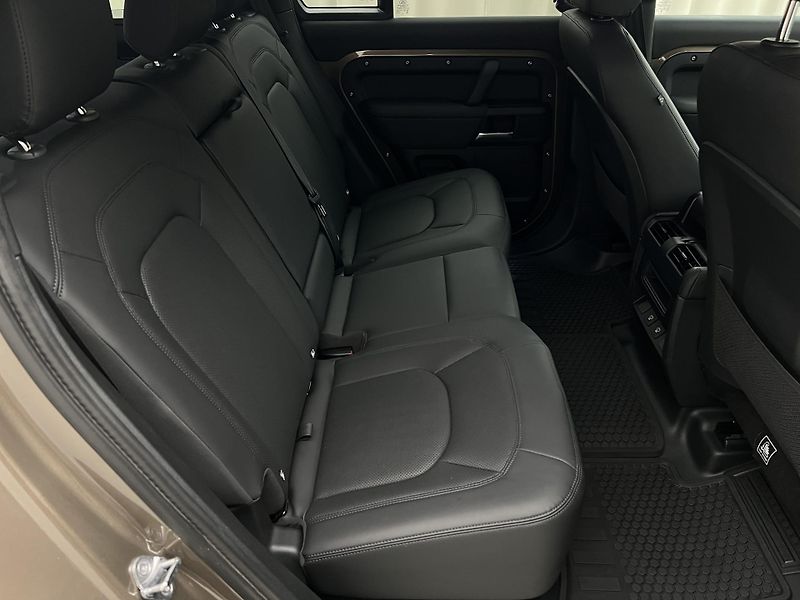 Land Rover Defender D300 AWD X-DYNAMIC SE AUT CZ - fotka 21 z 45